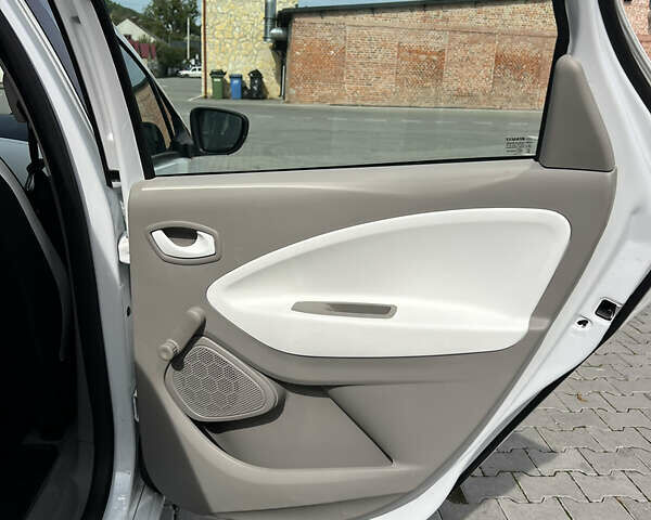 Белый Рено Зое, объемом двигателя 0 л и пробегом 25 тыс. км за 9700 $, фото 41 на Automoto.ua