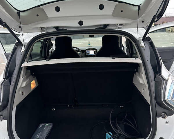 Білий Рено Зое, об'ємом двигуна 0 л та пробігом 103 тис. км за 9700 $, фото 13 на Automoto.ua