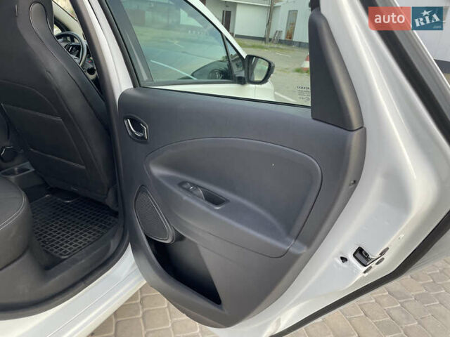 Белый Рено Зое, объемом двигателя 0 л и пробегом 84 тыс. км за 10500 $, фото 57 на Automoto.ua