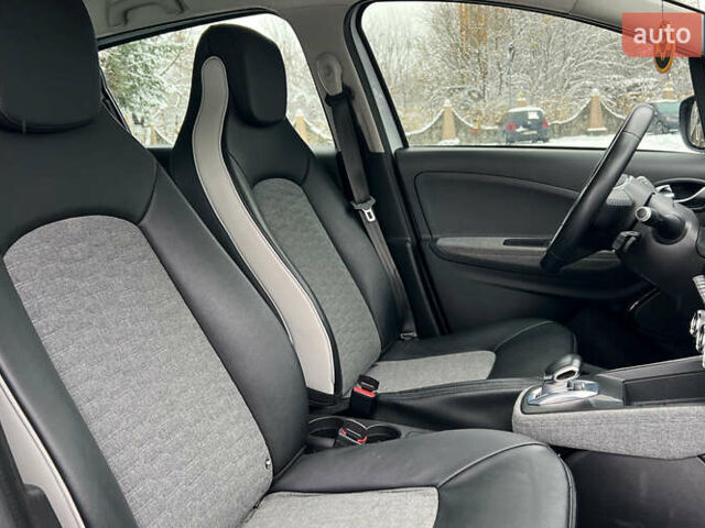 Белый Рено Зое, объемом двигателя 0 л и пробегом 120 тыс. км за 12999 $, фото 18 на Automoto.ua