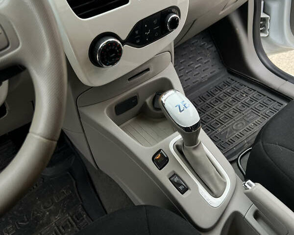 Белый Рено Зое, объемом двигателя 0 л и пробегом 140 тыс. км за 8550 $, фото 20 на Automoto.ua