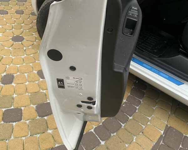 Белый Рено Зое, объемом двигателя 0 л и пробегом 29 тыс. км за 10900 $, фото 20 на Automoto.ua