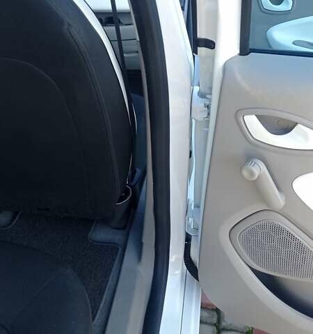 Білий Рено Зое, об'ємом двигуна 0 л та пробігом 80 тис. км за 8300 $, фото 20 на Automoto.ua