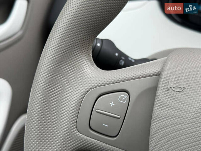 Белый Рено Зое, объемом двигателя 0 л и пробегом 38 тыс. км за 10200 $, фото 21 на Automoto.ua