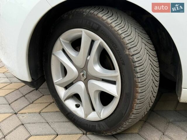 Белый Рено Зое, объемом двигателя 0 л и пробегом 60 тыс. км за 10300 $, фото 11 на Automoto.ua