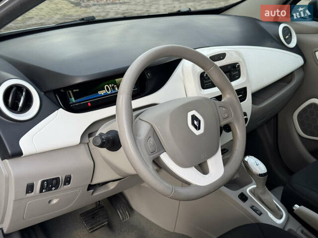 Белый Рено Зое, объемом двигателя 0 л и пробегом 55 тыс. км за 9500 $, фото 8 на Automoto.ua