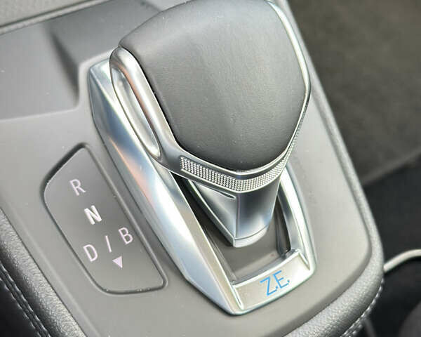 Білий Рено Зое, об'ємом двигуна 0 л та пробігом 90 тис. км за 13800 $, фото 6 на Automoto.ua