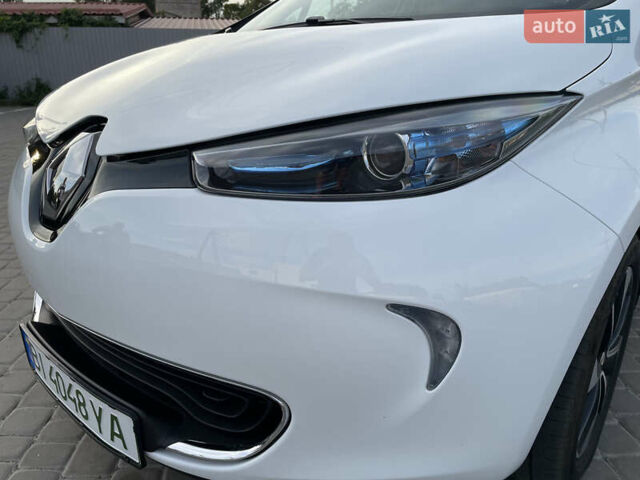 Белый Рено Зое, объемом двигателя 0 л и пробегом 84 тыс. км за 10500 $, фото 22 на Automoto.ua