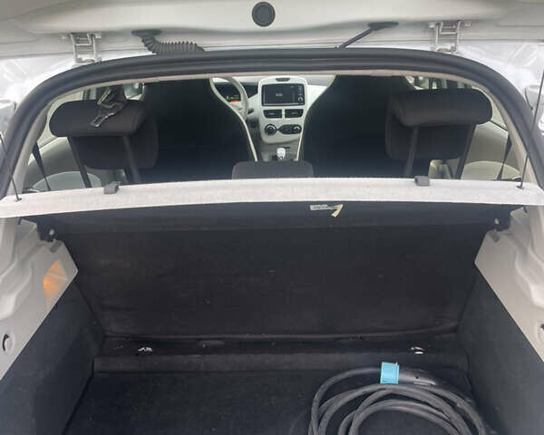 Белый Рено Зое, объемом двигателя 0 л и пробегом 145 тыс. км за 9700 $, фото 21 на Automoto.ua