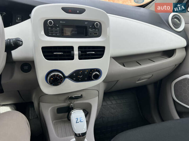Белый Рено Зое, объемом двигателя 0 л и пробегом 25 тыс. км за 9700 $, фото 31 на Automoto.ua