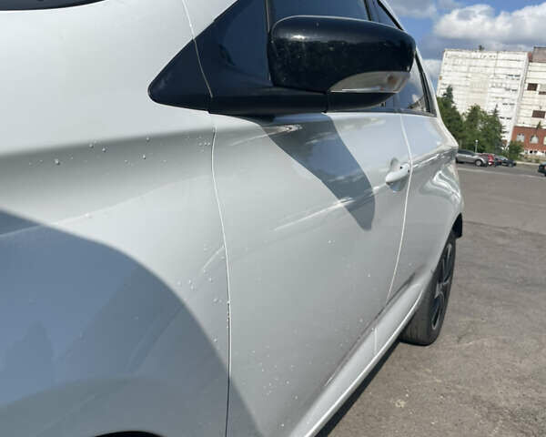Белый Рено Зое, объемом двигателя 0 л и пробегом 102 тыс. км за 9500 $, фото 10 на Automoto.ua
