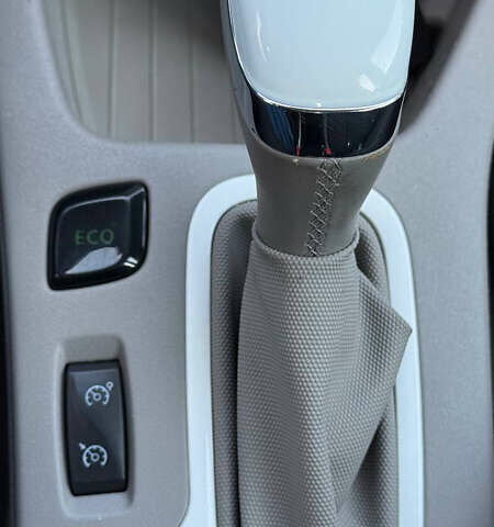 Белый Рено Зое, объемом двигателя 0 л и пробегом 53 тыс. км за 10150 $, фото 23 на Automoto.ua