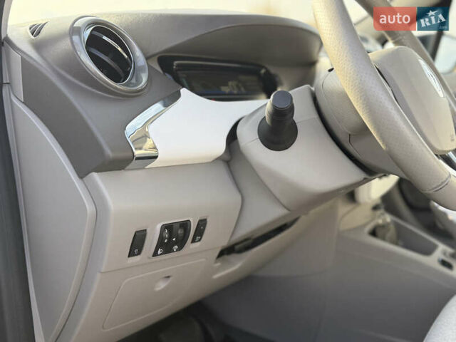 Белый Рено Зое, объемом двигателя 0 л и пробегом 112 тыс. км за 8900 $, фото 10 на Automoto.ua