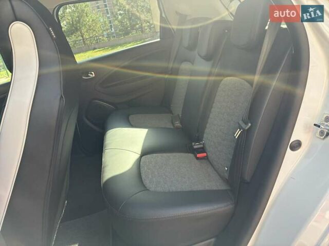 Белый Рено Зое, объемом двигателя 0 л и пробегом 94 тыс. км за 13300 $, фото 62 на Automoto.ua