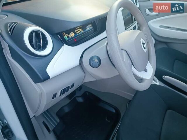 Белый Рено Зое, объемом двигателя 0 л и пробегом 65 тыс. км за 10250 $, фото 55 на Automoto.ua