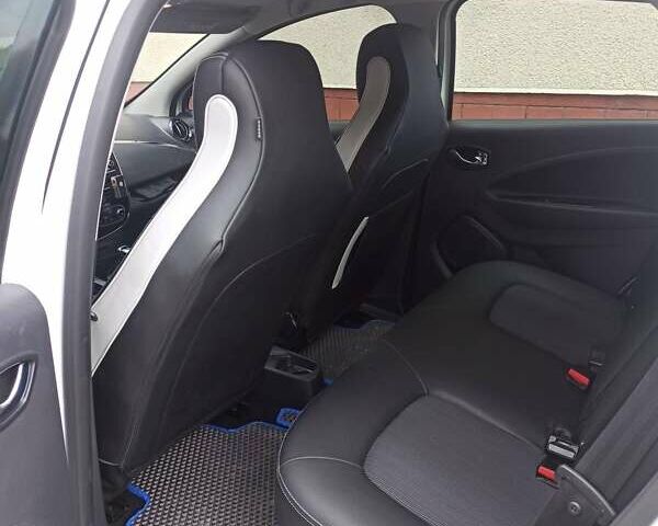 Белый Рено Зое, объемом двигателя 0 л и пробегом 48 тыс. км за 11850 $, фото 14 на Automoto.ua