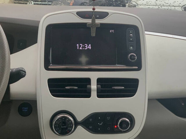 Белый Рено Зое, объемом двигателя 44 л и пробегом 82 тыс. км за 9900 $, фото 14 на Automoto.ua