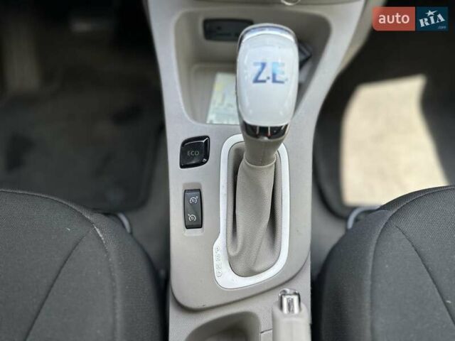 Белый Рено Зое, объемом двигателя 0 л и пробегом 59 тыс. км за 10500 $, фото 25 на Automoto.ua