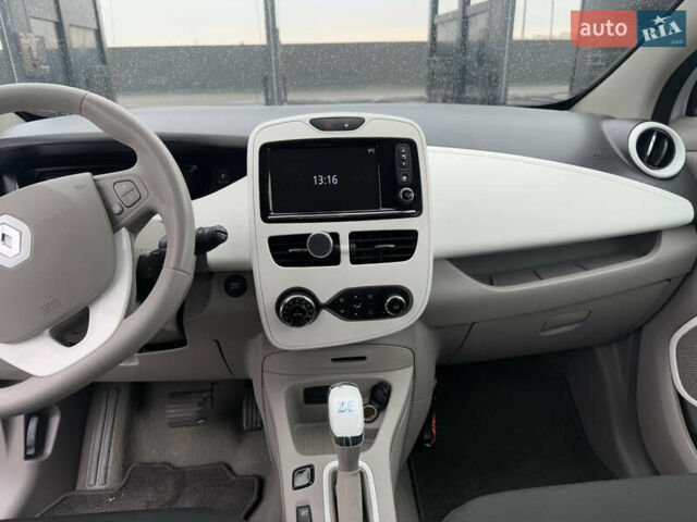 Белый Рено Зое, объемом двигателя 0 л и пробегом 40 тыс. км за 9999 $, фото 21 на Automoto.ua