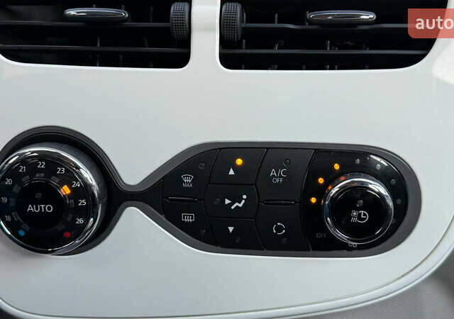 Белый Рено Зое, объемом двигателя 0 л и пробегом 53 тыс. км за 10150 $, фото 25 на Automoto.ua