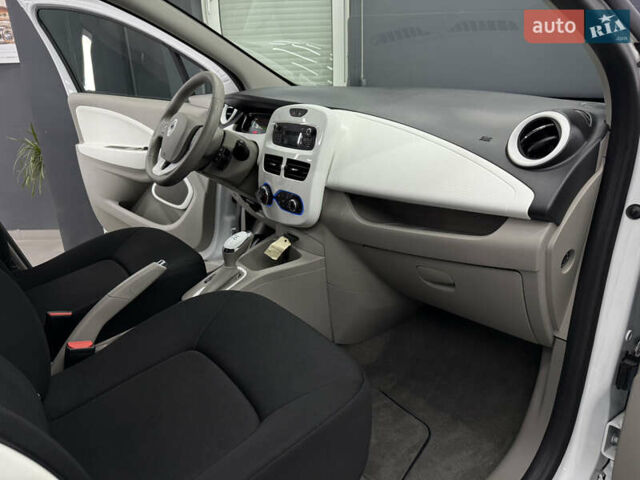 Белый Рено Зое, объемом двигателя 0 л и пробегом 53 тыс. км за 9900 $, фото 4 на Automoto.ua
