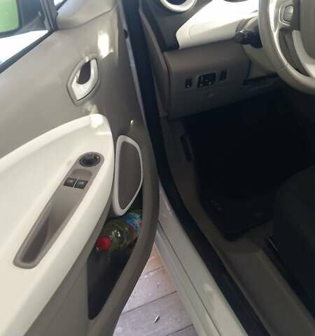 Білий Рено Зое, об'ємом двигуна 0 л та пробігом 80 тис. км за 8300 $, фото 4 на Automoto.ua