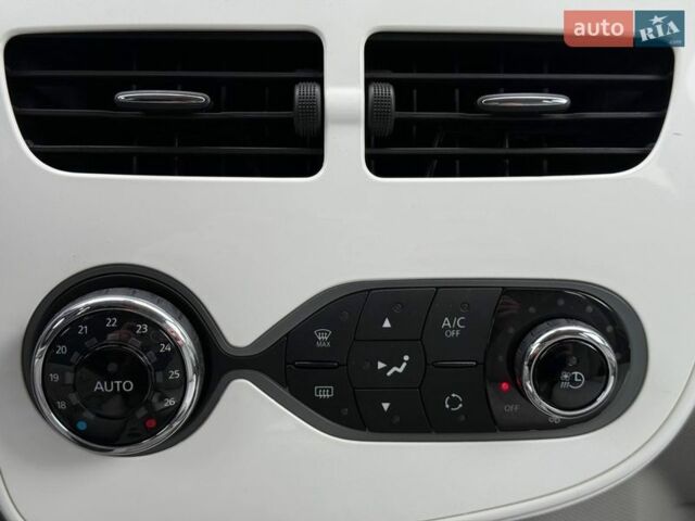 Белый Рено Зое, объемом двигателя 0 л и пробегом 60 тыс. км за 10300 $, фото 29 на Automoto.ua