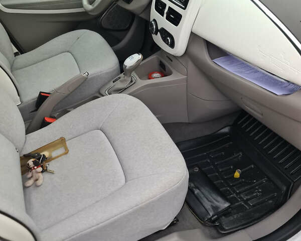 Белый Рено Зое, объемом двигателя 0 л и пробегом 113 тыс. км за 10000 $, фото 4 на Automoto.ua