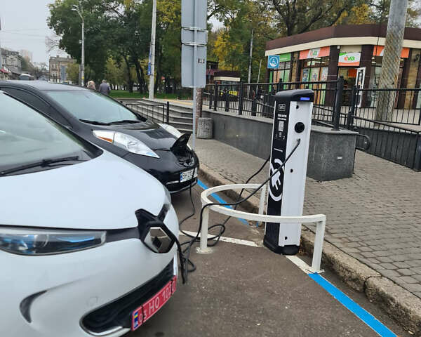 Белый Рено Зое, объемом двигателя 0 л и пробегом 113 тыс. км за 10000 $, фото 3 на Automoto.ua