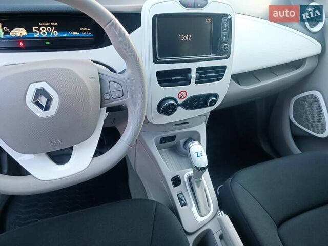 Белый Рено Зое, объемом двигателя 0 л и пробегом 65 тыс. км за 10250 $, фото 57 на Automoto.ua