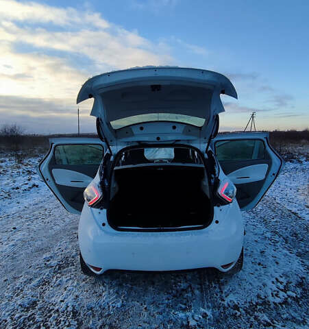 Белый Рено Зое, объемом двигателя 0 л и пробегом 66 тыс. км за 10200 $, фото 6 на Automoto.ua