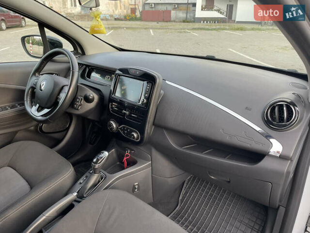 Белый Рено Зое, объемом двигателя 0 л и пробегом 84 тыс. км за 10200 $, фото 58 на Automoto.ua