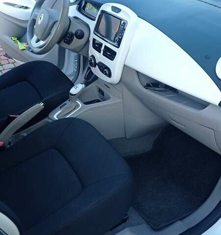 Білий Рено Зое, об'ємом двигуна 0 л та пробігом 80 тис. км за 8300 $, фото 19 на Automoto.ua