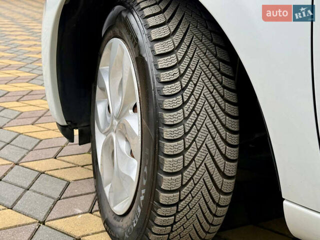 Белый Рено Зое, объемом двигателя 0 л и пробегом 38 тыс. км за 10200 $, фото 11 на Automoto.ua