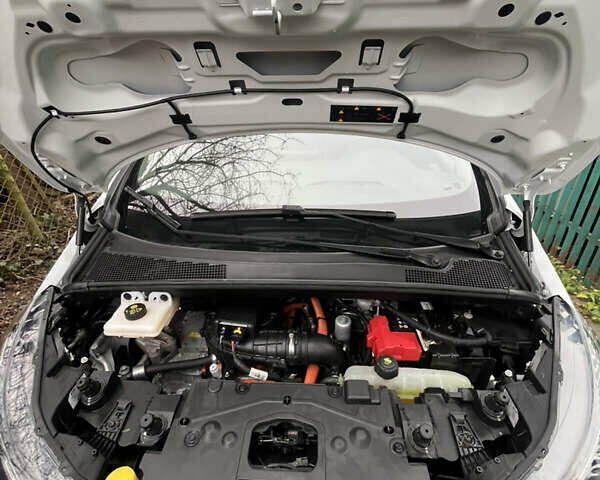 Белый Рено Зое, объемом двигателя 0 л и пробегом 64 тыс. км за 11450 $, фото 37 на Automoto.ua