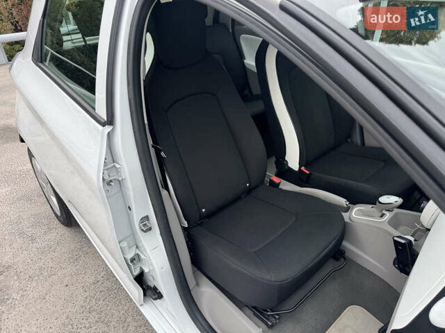 Білий Рено Зое, об'ємом двигуна 0 л та пробігом 60 тис. км за 10190 $, фото 20 на Automoto.ua
