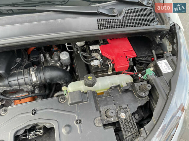 Белый Рено Зое, объемом двигателя 0 л и пробегом 84 тыс. км за 10500 $, фото 69 на Automoto.ua