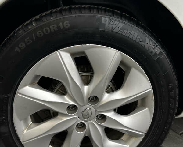 Білий Рено Зое, об'ємом двигуна 0 л та пробігом 109 тис. км за 8900 $, фото 15 на Automoto.ua