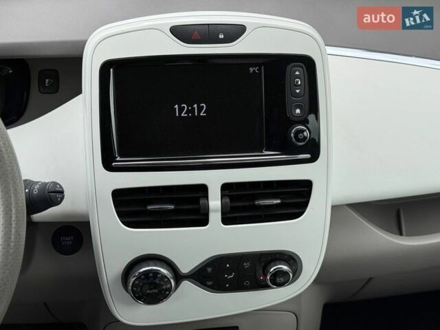Белый Рено Зое, объемом двигателя 0 л и пробегом 60 тыс. км за 10300 $, фото 28 на Automoto.ua