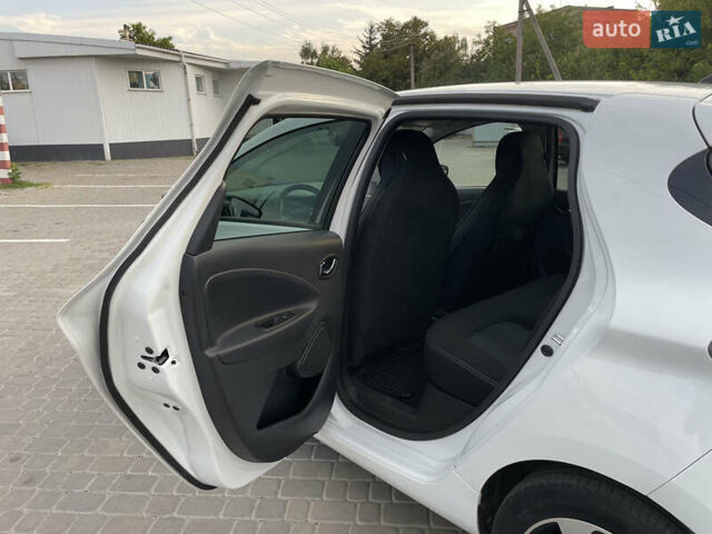 Белый Рено Зое, объемом двигателя 0 л и пробегом 84 тыс. км за 10500 $, фото 52 на Automoto.ua