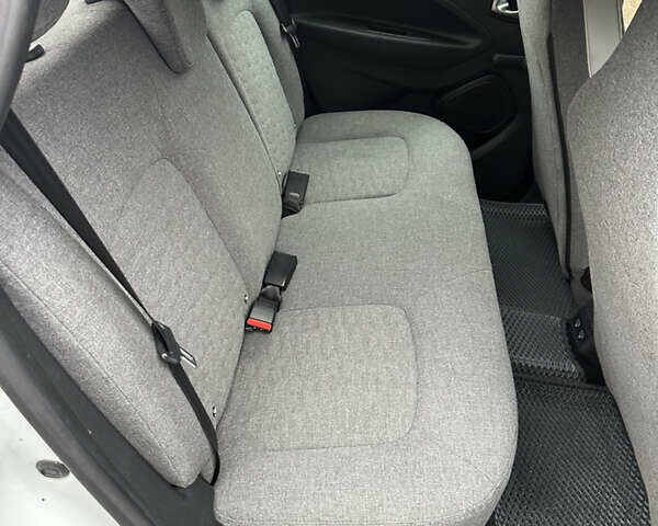 Білий Рено Зое, об'ємом двигуна 0 л та пробігом 77 тис. км за 13000 $, фото 18 на Automoto.ua