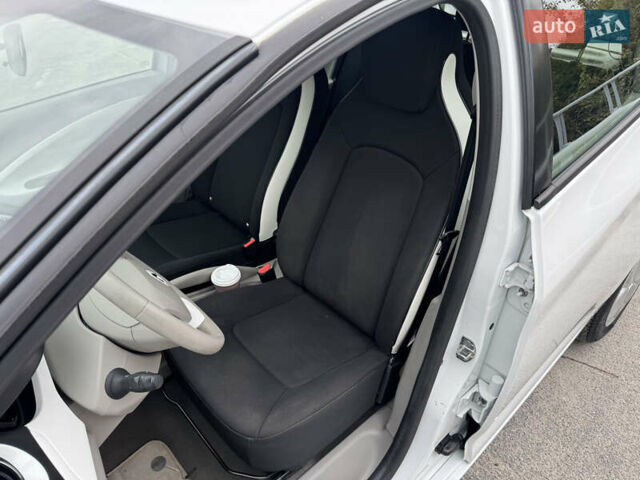 Білий Рено Зое, об'ємом двигуна 0 л та пробігом 60 тис. км за 10190 $, фото 13 на Automoto.ua