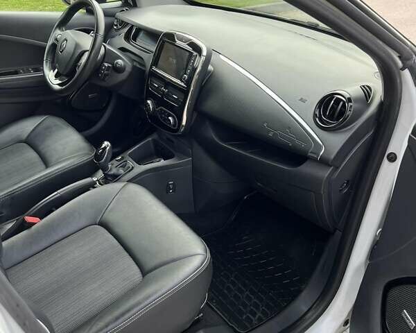 Белый Рено Зое, объемом двигателя 0 л и пробегом 70 тыс. км за 11000 $, фото 9 на Automoto.ua