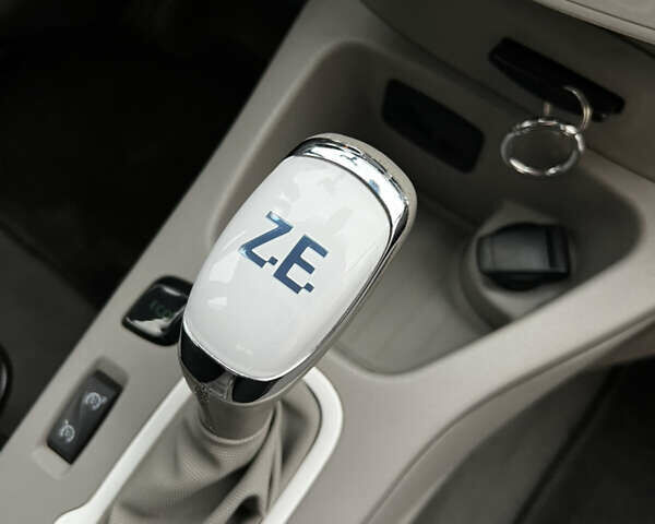 Білий Рено Зое, об'ємом двигуна 0 л та пробігом 109 тис. км за 8900 $, фото 37 на Automoto.ua