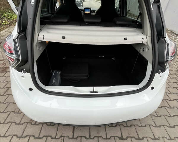 Белый Рено Зое, объемом двигателя 0 л и пробегом 64 тыс. км за 11450 $, фото 11 на Automoto.ua