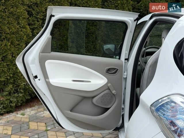Белый Рено Зое, объемом двигателя 0 л и пробегом 60 тыс. км за 10300 $, фото 17 на Automoto.ua