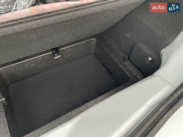 Белый Рено Зое, объемом двигателя 0 л и пробегом 84 тыс. км за 10500 $, фото 65 на Automoto.ua
