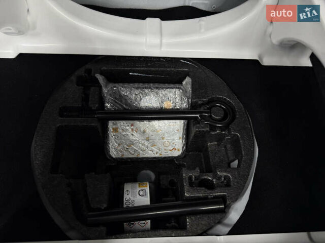 Белый Рено Зое, объемом двигателя 0 л и пробегом 53 тыс. км за 9900 $, фото 21 на Automoto.ua