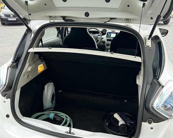 Білий Рено Зое, об'ємом двигуна 0 л та пробігом 109 тис. км за 8900 $, фото 32 на Automoto.ua