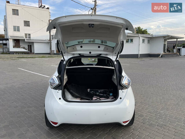 Белый Рено Зое, объемом двигателя 0 л и пробегом 84 тыс. км за 10500 $, фото 64 на Automoto.ua